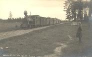 Valgas poolt Mõisakülasse lähenev rong 1915.a.